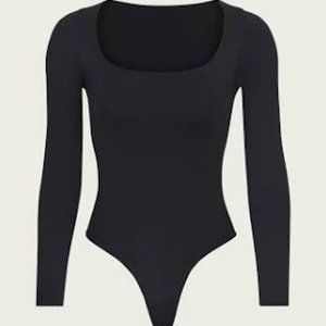 Skims essential long sleeve scoop neck bodysuit in onyx black S/M